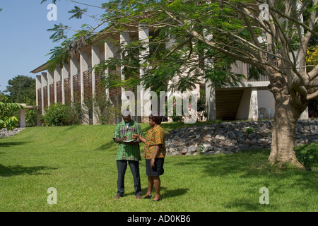 Membre du personnel et chercheur à l'extérieur de l'Institut de recherche de Noguchi Université du Ghana Accra Afrique de l'Ouest Banque D'Images