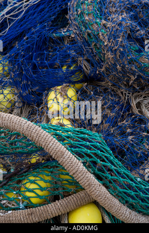 Image plein cadre d'un tas de filets de pêche colorés, des cordes et des bouées jaunes, Calpe, Espagne, Europe Banque D'Images