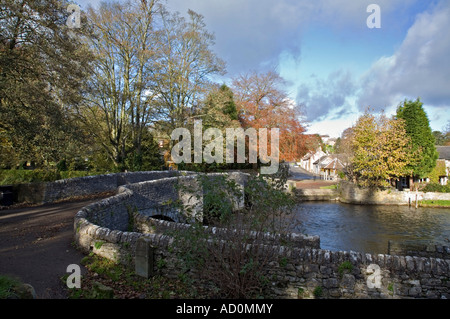 Storm Clouds Gathering Ashford dans l'eau Packhorse Sheepwash Pont sur la rivière Wye Derbyshire Banque D'Images