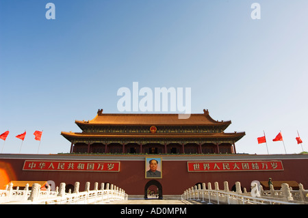 Portrait de Mao Zhe Dong sur la porte de la paix céleste construit au 15ème siècle sur le bord de la place Tiananmen à Beijing Chine Banque D'Images
