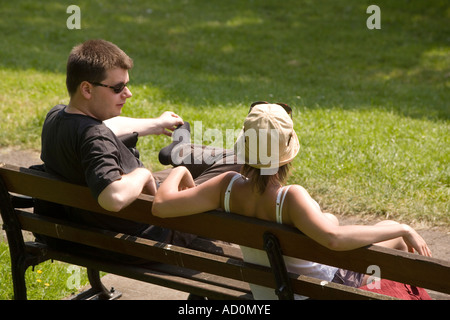 Angleterre Bristol Brandon Hill Park courting couple on bench in sunshine Banque D'Images