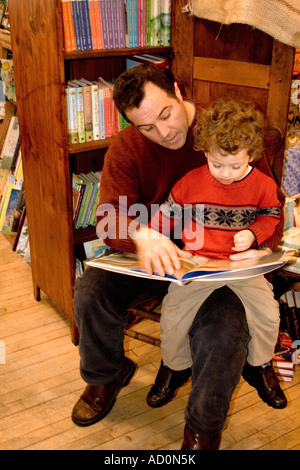 Père en Fils dans la lecture de l'âge de 42 librairie nook et 3. Rumpus sauvages Librairie pour enfants Minneapolis Minnesota USA Banque D'Images