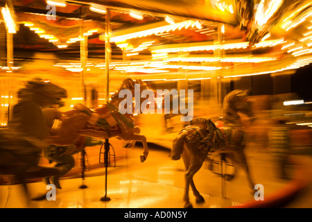 CHICAGO Illinois Blurred motion de carrousel chevaux sur merry go round la nuit manège à Navy Pier Banque D'Images