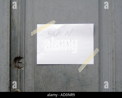 De retour dans vingt minutes remarque coincé sur la porte Banque D'Images