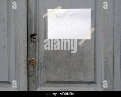 De retour dans vingt minutes remarque coincé sur la porte Banque D'Images