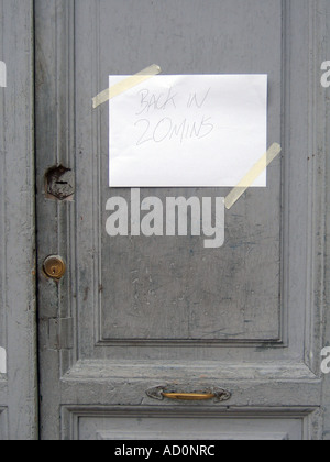 De retour dans vingt minutes remarque coincé sur la porte Banque D'Images