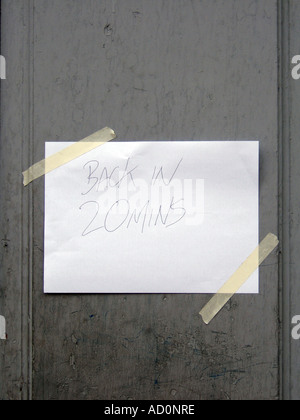 De retour dans vingt minutes remarque coincé sur la porte Banque D'Images