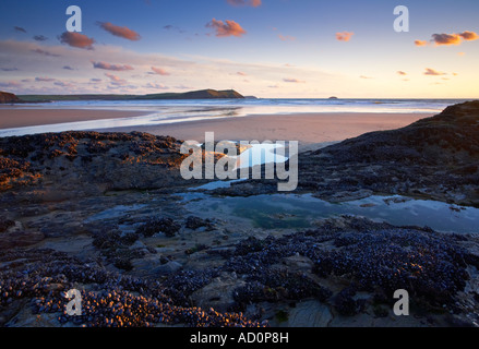 Un été coucher du soleil à Polzeath sur la côte nord des Cornouailles Banque D'Images