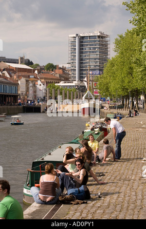 Le port de Bristol en Angleterre les gens sur quai Banque D'Images