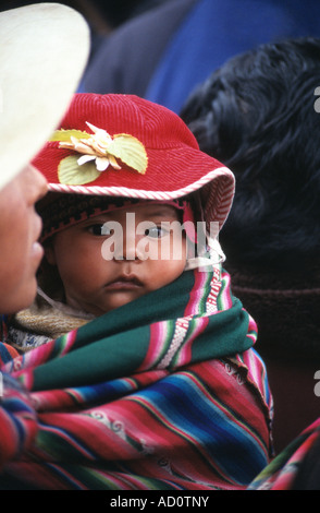 Close up of dame portant son bébé, La Paz, Bolivie Banque D'Images