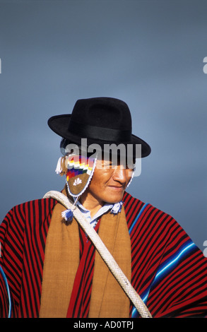 Leader Aymara de l'altiplano La Paz région d'Omasuyos en vêtements traditionnels, la Bolivie Banque D'Images