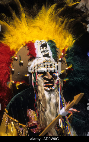 Portrait d'un danseur guerrier tobas portant une coiffe en plumes aux couleurs nationales boliviennes, festival CH'utillos, Potosi, Bolivie Banque D'Images