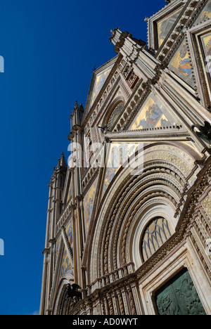 Façade d'or de Duomo di Orvieto Ombrie Banque D'Images