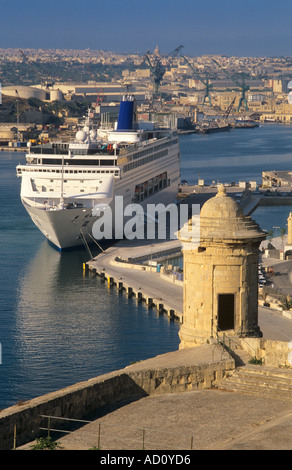 Poste de garde et navire à passagers, le Grand Port de Malte La Valette Banque D'Images