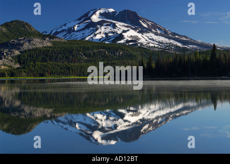 Soeur du Sud reflète dans la montagne Lac Forêt nationale de Deschutes Sparks Bend Oregon USA Banque D'Images