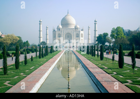 L'affichage classique de l horizontal blanc mousseux en coupole de la mosquée du Taj Mahal reflète dans l'eau de l'étang ornemental Banque D'Images