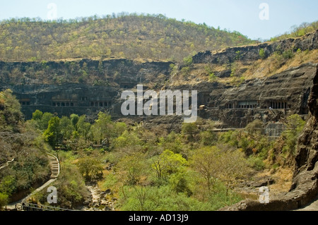 L'Inde Ajanta mars 2006. Grand angle horizontal de l'autre côté de la vallée de la rivière Waghora contenant les 30 grottes bouddhistes Banque D'Images