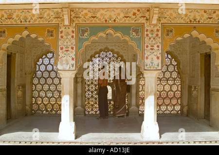 Vue horizontale d'un couple indien en regardant par la fenêtre en treillis dans le Amber Palace Banque D'Images