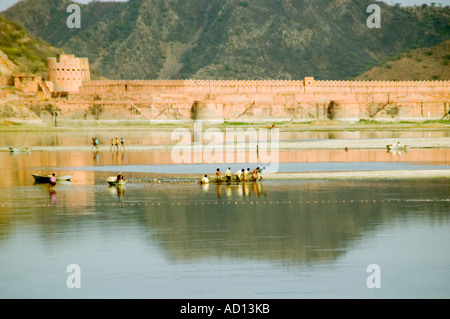 Grand angle horizontal de pêcheurs indiens locaux le dragage Man Sagar Lake à Jaipur. Banque D'Images