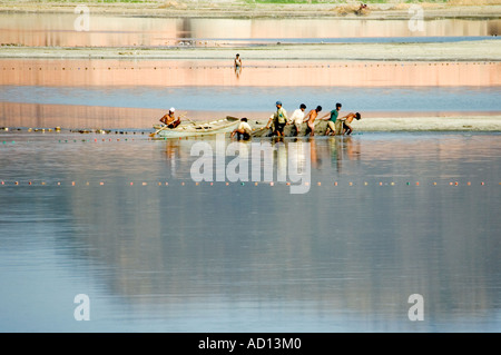 Grand angle horizontal de pêcheurs indiens locaux le dragage Man Sagar Lake à Jaipur. Banque D'Images