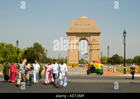 Grand angle horizontal de la porte de l'Inde à l'extrémité orientale de Rajpath avec un groupe de touristes indiens traversent la route. Banque D'Images