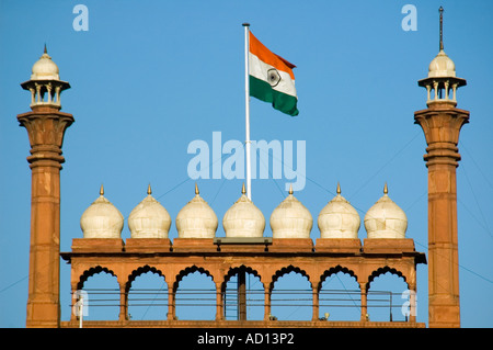 Grand angle horizontal de l'avant du Fort Rouge (Lal Qila) avec le drapeau indien sur une journée ensoleillée Banque D'Images