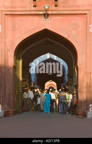 Vue verticale d'un groupe d'Indiens marche à travers les principales arche du Fort Rouge à Chatta Chowk. Banque D'Images