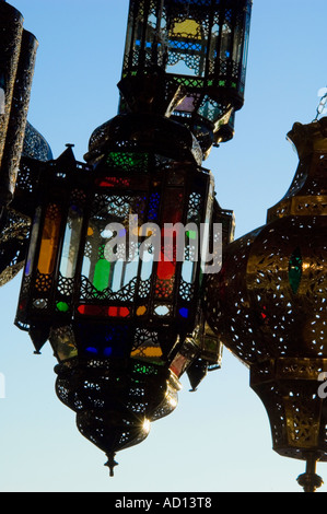 Lanternes en verre et en métal en vente sur un stand dans l'un des souks de Marrakech, Maroc. Banque D'Images