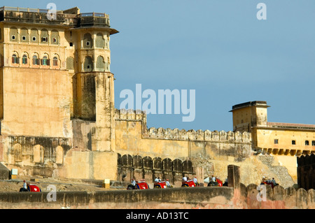 Vue horizontale d'une procession d'éléphants indiens offrant un service de taxi pour les touristes de la colline pour le Amber Palace. Banque D'Images