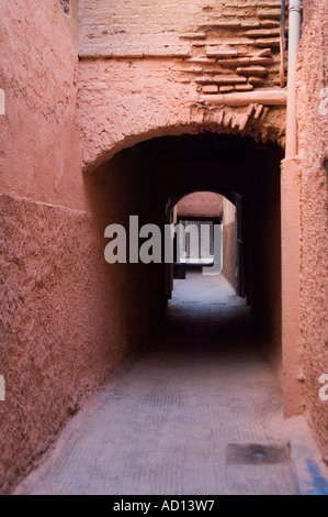 L'une des nombreuses ruelles de Derb Dabachi, dans la médina de Marrakech, Maroc. Banque D'Images