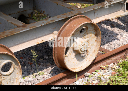 Chemin de fer à voie étroite industrielle voie de démonstration à Twyford Waterworks - détail de tipper fwagon du cadre et des roues. Banque D'Images