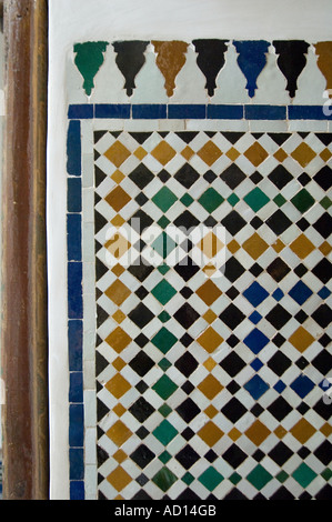 Close up detail of decorated mur dans le jardin de la cour du Palais de la Bahia à l'intérieur de la Medina de Marrakech, Maroc. Banque D'Images