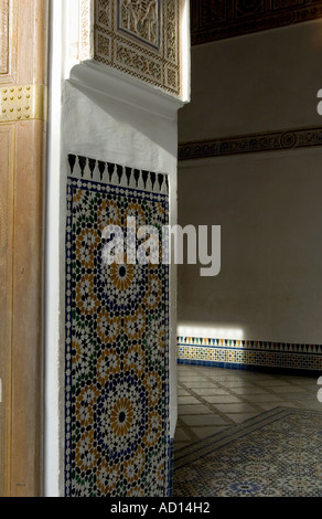 Détail de mur décoré et prix dans le jardin de la cour du Palais de la Bahia à l'intérieur de la Medina de Marrakech, Maroc. Banque D'Images