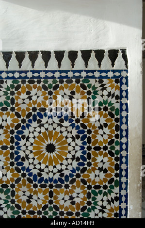 Close up detail of decorated mur dans le jardin de la cour du Palais de la Bahia à l'intérieur de la Medina de Marrakech, Maroc. Banque D'Images