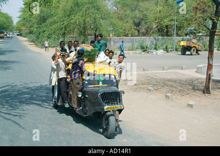 L'Inde Madhya Pradesh près de Khajuraho Avril 2006. Vue horizontale humoristique d'un vieux rickshaw regorge de passagers. Banque D'Images