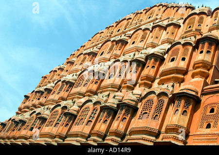 Grand angle horizontal de la fenêtre sur la façade avant de la "Hawa Mahal", palais des vents, à Jaipur.