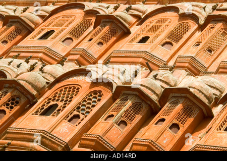 Close up angulaire horizontale des fenêtres sur la façade avant de la "Hawa Mahal", palais des vents, à Jaipur.