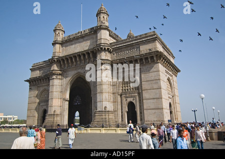 Grand angle horizontal de la porte de l'Inde avec les habitants et les touristes à visiter par une belle journée ensoleillée Banque D'Images