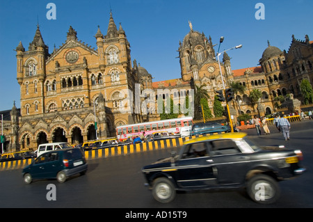 Grand angle horizontal de la circulation et les gens à l'extérieur de Victoria Terminus "Gare Chhatrapati Shivaji' dans le centre de Mumbai. Banque D'Images