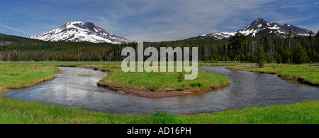 Panorama d'étincelles à Soda Creek Lake meadow avec Sœur du Sud et Casse de Top Montagne Forêt nationale de Deschutes Bend Oregon USA Banque D'Images