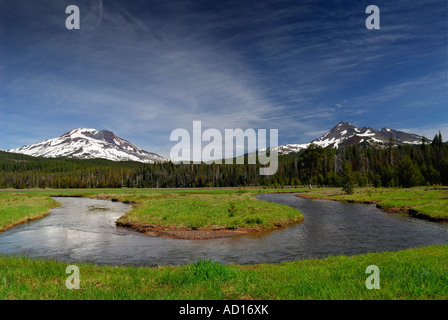 Des étincelles à Soda Creek Lake prairie avec des sommets enneigés et Sœur du Sud haut cassé montagnes Oregon USA Banque D'Images