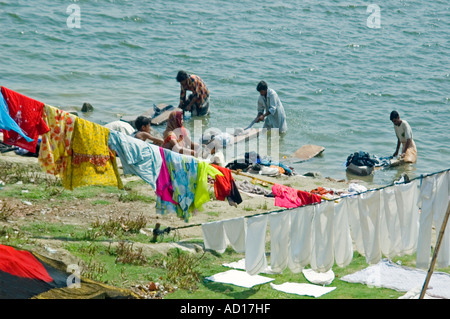 Portrait of Indian horizontale 'dhobi wallahs' lessive près du Kedar Ghat dans l'eau bénite du Gange Banque D'Images