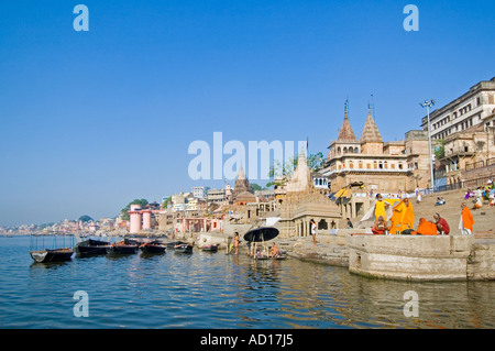 Grand angle horizontal du Temple en ruines sur Scindia Ghat le long du Gange. Banque D'Images