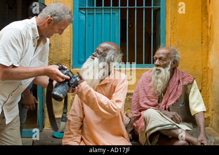 Close up horizontale d'hommes Indiens âgés présentant des photos numériques d'eux-mêmes à l'arrière de son appareil photo reflex numérique Banque D'Images