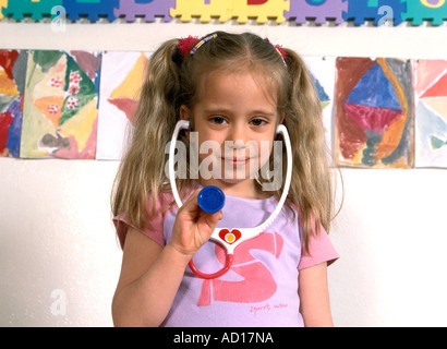 Girl with stethoscope la maternelle Banque D'Images