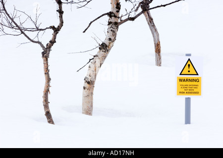 Signe de danger de mystification dans la forêt Banque D'Images