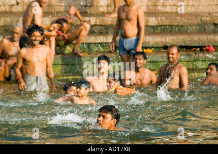 Grand angle horizontal de beaucoup d'hommes Indiens la Natation et baignade à Ahilyabai Ghât, le mens Ghat, le long de la rivière Gange. Banque D'Images