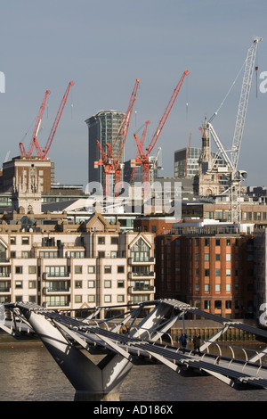 Les grues de construction & Millennium Bridge, Londres, Angleterre Banque D'Images
