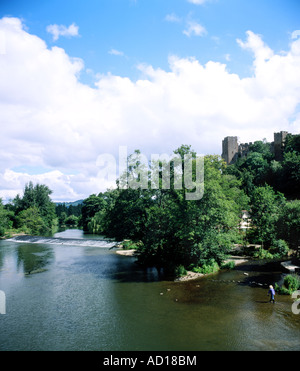 Rivière Teme et château de Ludlow depuis le pont de Dinham, Ludlow, Shropshire. Banque D'Images