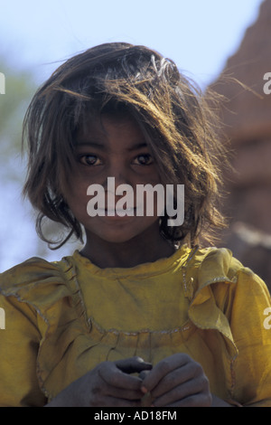 Jeune fille travailleur à l'Udaipur Brick Works, Inde Banque D'Images